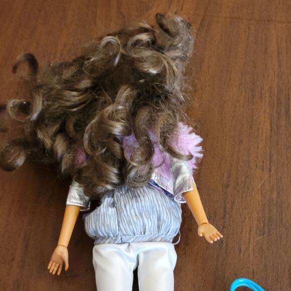 2009 Spin Master Liv Doll with wig, clothes, boots and purse - Picture 7 of 16